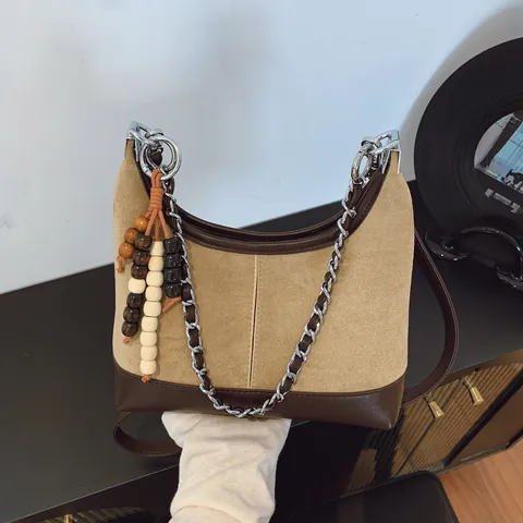Borsa a Spalla da Donna Retro in Pelle Scamosciata e PU con Cuciture Grande Capacità Hobo Bag con Catena e Ciondolo in Legno