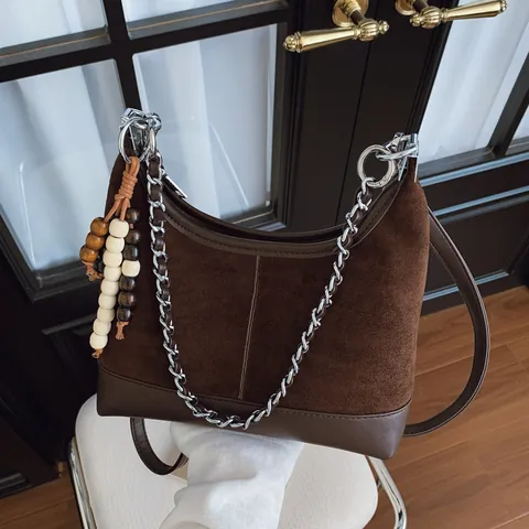Borsa a Spalla da Donna Retro in Pelle Scamosciata e PU con Cuciture Grande Capacità Hobo Bag con Catena e Ciondolo in Legno