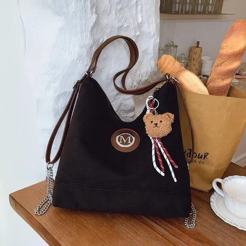 Grand Sac Tote Femme en Similicuir PU Toucher Daim Sac à Épaule Avec Pendentif Ours Logo M en Métal Bandoulière Réglable Sac à Main Mode