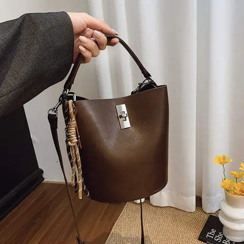 Bolso Saco de Cuero PU Vintage Para Mujer Color Sólido Retro Bolso de Hombro Con Cierre de Giro Bolso de Mano Casual Viaje
