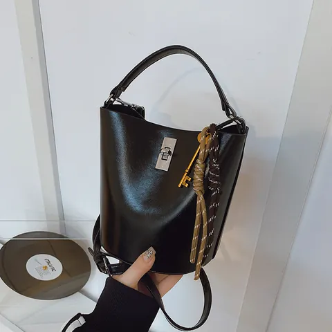 Bolso Saco de Cuero PU Vintage Para Mujer Color Sólido Retro Bolso de Hombro Con Cierre de Giro Bolso de Mano Casual Viaje