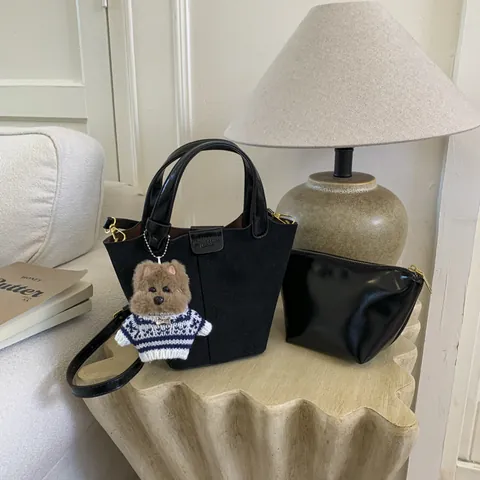 Sac Seau en Cuir PU Mat Style Coréen Rétro pour Femmes Avec Pendentif Ours en Peluche Bandoulière Réglable Sac à Main Quotidien