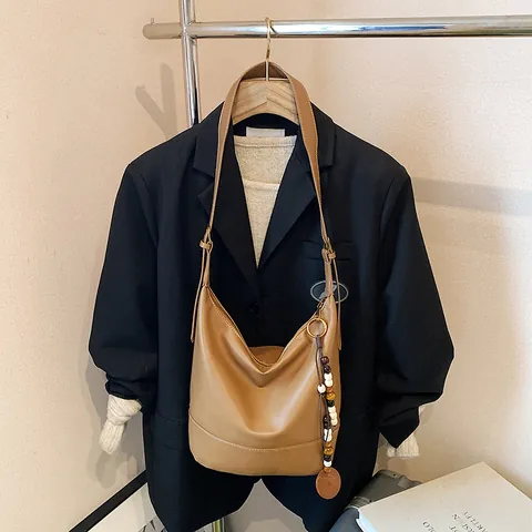 Women Large Capacity PU Leather Bucket Shoulder Bag Retro Hobo Bag With Contrast Stitching And Wooden Bead Pendant