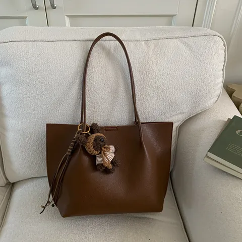 Grand Sac Fourre-tout en Similicuir PU pour Femmes Rétro Minimaliste Texture Litchi Sac à Bandoulière Avec Pendentif Ours Mignon