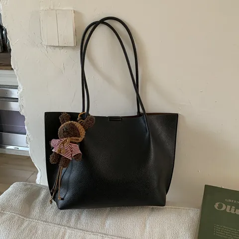 Grand Sac Fourre-tout en Similicuir PU pour Femmes Rétro Minimaliste Texture Litchi Sac à Bandoulière Avec Pendentif Ours Mignon