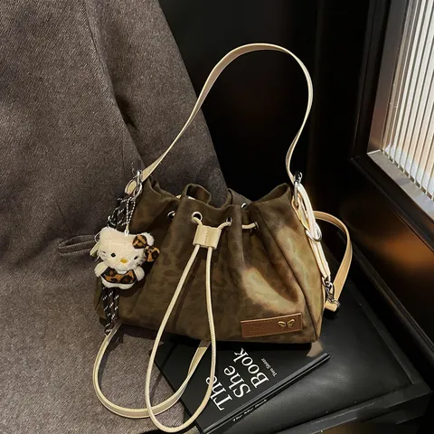 Borsa a Secchiello in Tela Leopardata da Donna Moda Coulisse Tracolla Borsa a Mano Retro Pendolare con Decorazione a Farfalla