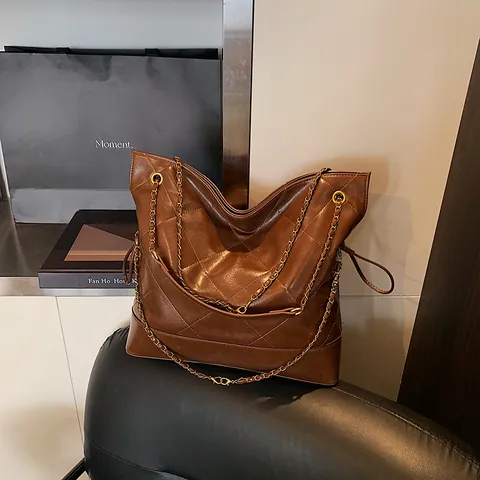 Quilted Chain Tote Bag Large Capacity Glossy PU Leather Shoulder Handbag For Women Minimalist Fashion Commute Square Bag