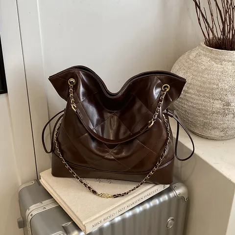 Quilted Chain Tote Bag Large Capacity Glossy PU Leather Shoulder Handbag For Women Minimalist Fashion Commute Square Bag
