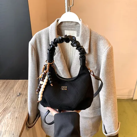 Damen Gesteppte Wildleder Halbmond Umhängetasche Geraffter Griff Perlenanhänger Retro Crossbody Handtasche Lässige Hobo Bag