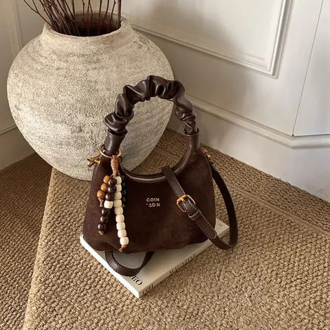 Damen Gesteppte Wildleder Halbmond Umhängetasche Geraffter Griff Perlenanhänger Retro Crossbody Handtasche Lässige Hobo Bag