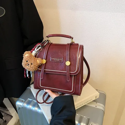Sac à Dos Mini pour Femmes en Similicuir PU à la Mode avec Surpiqûres Contrastées Style Preppy Sac d'École avec Pendentif Ours en Peluche Rétro Sac à Bandoulière