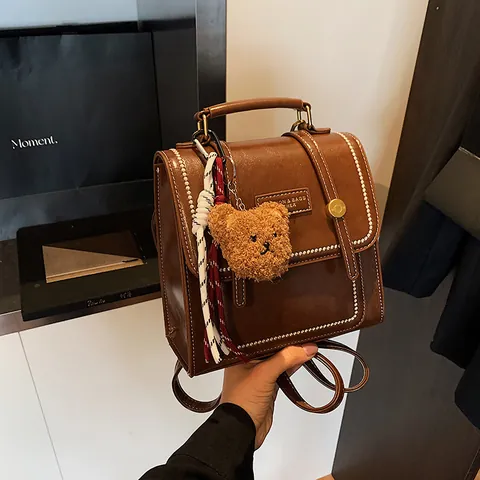 Sac à Dos Mini pour Femmes en Similicuir PU à la Mode avec Surpiqûres Contrastées Style Preppy Sac d'École avec Pendentif Ours en Peluche Rétro Sac à Bandoulière