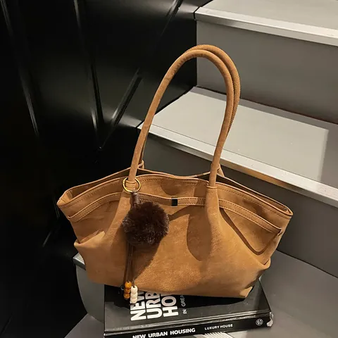 Dames Retro Suède-look Grote Capaciteit Draagtas Koreaanse Stijl PU Leer Woon-werkverkeer Schoudertas Met Fuzzy Bal Bedeltje