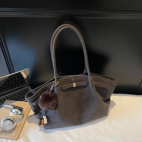 Dames Retro Suède-look Grote Capaciteit Draagtas Koreaanse Stijl PU Leer Woon-werkverkeer Schoudertas Met Fuzzy Bal Bedeltje