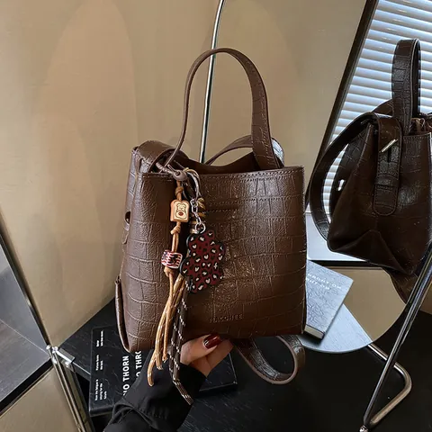 Women Crocodile Pattern Bucket Bag PU Leather Handbag With Bear Pendant Vintage Large Capacity Crossbody Shoulder Bag Tote