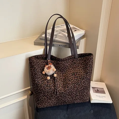 Damen Große Kapazität Leopardenmuster Tote Bag Wildlederimitat Schultertasche Mit Plüschbär Anhänger Lässige Handtasche
