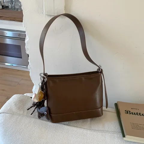 Sac à Épaule en Cuir PU Vintage pour Femmes Grande Capacité Sac Bandoulière pour Trajet Quotidien Avec Accessoire Charme Thème Sportif Créatif