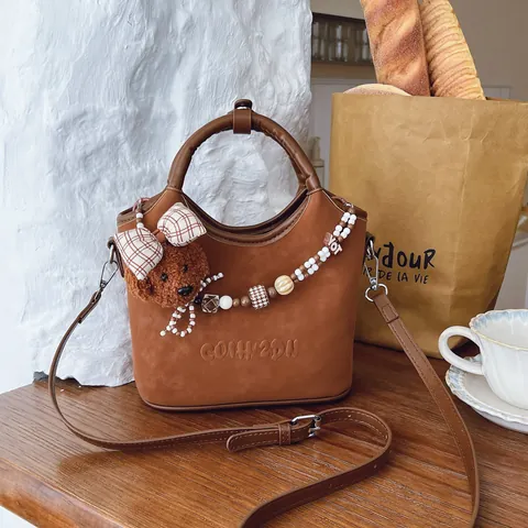 Sac Panier Mode à Perles Chien Mignon Femmes Style Coréen Petit Sac Bandoulière Seau en PU Simili Daim Avec Pendentif en Peluche