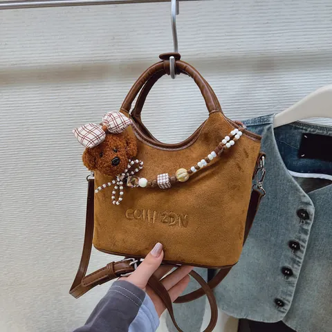 Sac Panier Mode à Perles Chien Mignon Femmes Style Coréen Petit Sac Bandoulière Seau en PU Simili Daim Avec Pendentif en Peluche