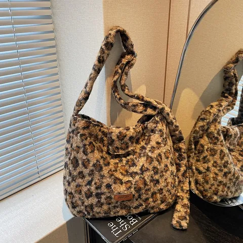 Sac Fourre-tout en Peluche à Imprimé Léopard Grande Capacité Sac à Épaule en Fausse Fourrure pour Femmes Sac à Main d'Hiver