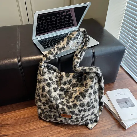 Sac Fourre-tout en Peluche à Imprimé Léopard Grande Capacité Sac à Épaule en Fausse Fourrure pour Femmes Sac à Main d'Hiver