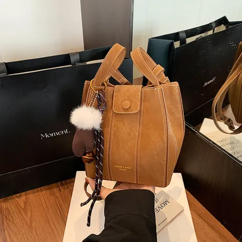 Damen Retro Wildlederimitat Eimertasche Kontrastnähte PU Leder Umhängetasche Mit Plüsch Anhänger Mode Handtasche