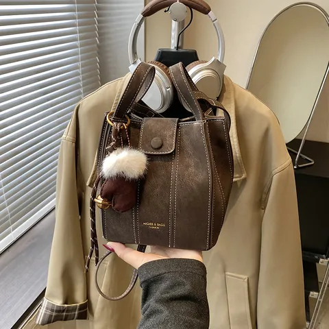 Damen Retro Wildlederimitat Eimertasche Kontrastnähte PU Leder Umhängetasche Mit Plüsch Anhänger Mode Handtasche