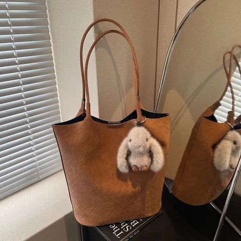 Sac Fourre-tout en Similicuir PU Tissé pour Femmes Grande Capacité Minimaliste Vintage Sac à Épaule pour Trajet Sac de Mode Avec Pendentif Lapin