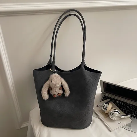 Sac Fourre-tout en Similicuir PU Tissé pour Femmes Grande Capacité Minimaliste Vintage Sac à Épaule pour Trajet Sac de Mode Avec Pendentif Lapin