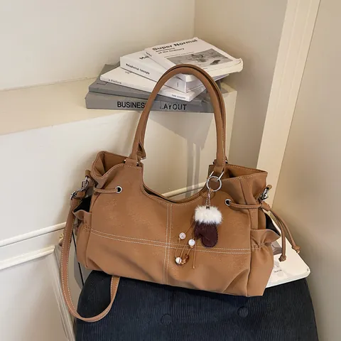 Borsa Shopping da Donna Grande Capacità in Pelle PU Cuciture a Contrasto Coulisse Borsa a Spalla Con Pendente in Peluche