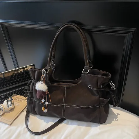 Borsa Shopping da Donna Grande Capacità in Pelle PU Cuciture a Contrasto Coulisse Borsa a Spalla Con Pendente in Peluche