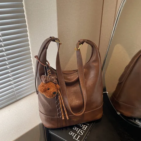 Vintage PU Leather Bucket Bag For Women Large Capacity Hobo Shoulder Bag With Plush Bear Pendant Winter Commuter Tote