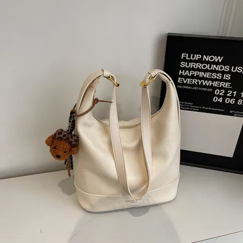 Vintage PU Leather Bucket Bag For Women Large Capacity Hobo Shoulder Bag With Plush Bear Pendant Winter Commuter Tote