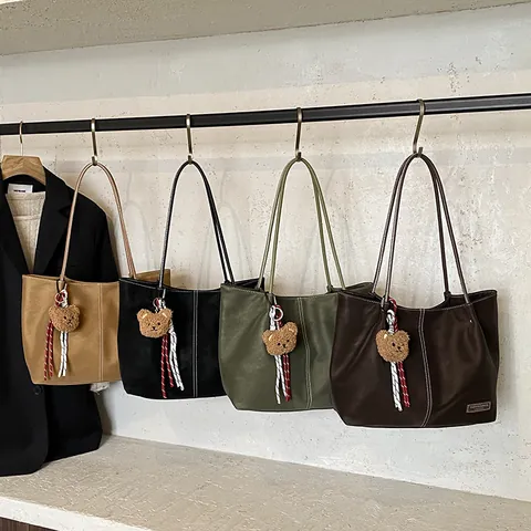 Vrouwen Grote Capaciteit PU Lederen Tote Tas Set Met Pluche Beer Bedeltje Woon-werkverkeer Schoudertas Magnetische Sluiting Handtas