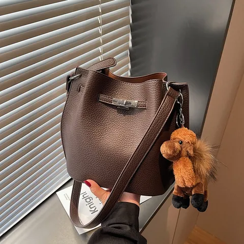 Women Litchi Pattern PU Leather Bucket Bag Minimalist Fashion Handbag With Metal Lock And Plush Charm For Daily Commuting