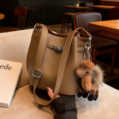 Women Litchi Pattern PU Leather Bucket Bag Minimalist Fashion Handbag With Metal Lock And Plush Charm For Daily Commuting