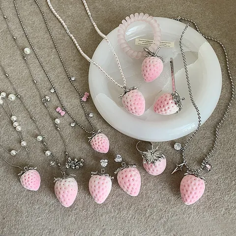 Süßes Pinkes Beflocktes Erdbeere Schmuckset Legierung Kunstperle Zirkonia Anhänger Halskette Ohrstecker Ring Haar-Accessoires Geschenk