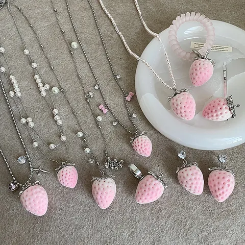 Süßes Pinkes Beflocktes Erdbeere Schmuckset Legierung Kunstperle Zirkonia Anhänger Halskette Ohrstecker Ring Haar-Accessoires Geschenk