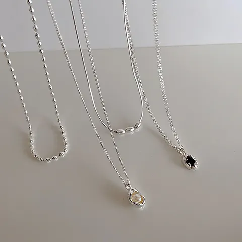Collar Minimalista de Aleación Chapado en Oro para Mujer Colgante de Perla de Imitación y Zirconia Negra Cadena Ajustable Joyería Vintage