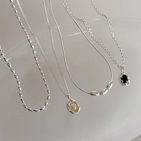 Collar Minimalista de Aleación Chapado en Oro para Mujer Colgante de Perla de Imitación y Zirconia Negra Cadena Ajustable Joyería Vintage