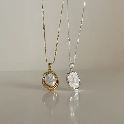 Collana con Pendente in Perla Barocca in Metallo Irregolare Vintage per Donna Oro Argento Minimalista Gioielli Regalo