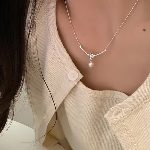 Elegante Collana Con Pendente a Nodo in Metallo Per Donna Placcata Oro Perla d'Acqua Dolce Catena Satellite Minimalista Gioielli