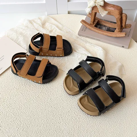 Sandales d'Été pour Enfants Respirantes Semelle Souple en Cuir PU Chaussures de Plage Avec Fermeture Auto-Agrippante pour Filles Garçons Décontracté Décor à Rivets