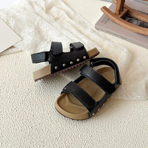 Sandales d'Été pour Enfants Respirantes Semelle Souple en Cuir PU Chaussures de Plage Avec Fermeture Auto-Agrippante pour Filles Garçons Décontracté Décor à Rivets