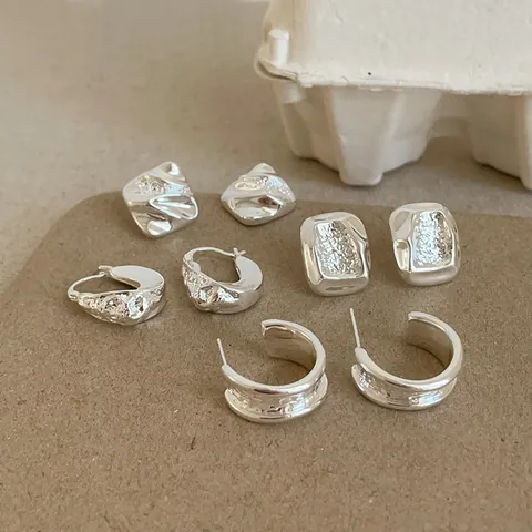 Unregelmäßige Metall Ohrstecker Mit 925 Sterlingsilber Ohrstecker-Stift Zerknitterte Textur Geometrischer Minimalistischer Schmuck Für Damen Silberton