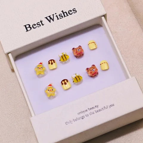 Ensemble de Faux Ongles 3D Ours de Dessin Animé pour Enfants Fait à la Main Jaune Marron Étoile Abeille Motifs Faux Ongles avec Boîte Cadeau 10pcs