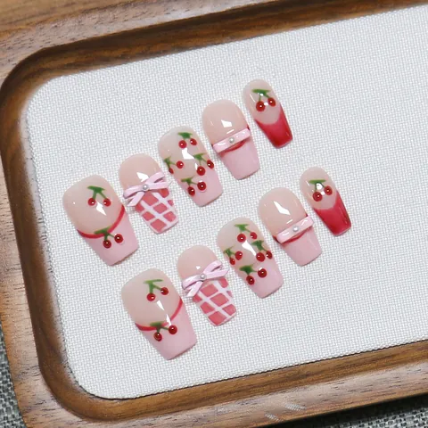 Handgefertigt Drucknägel Kurzes Sarg-Design Französisch Kirschmuster Rosa Schleife Karo-Design Süß Wiederverwendbare Künstliche Nägel