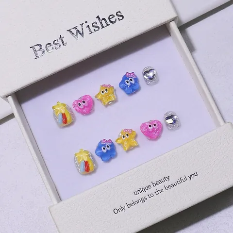 Unghie finte artigianali a cartone animato per bambine con motivi di stelle e cuori 3D glitterati e colori vivaci per regalo