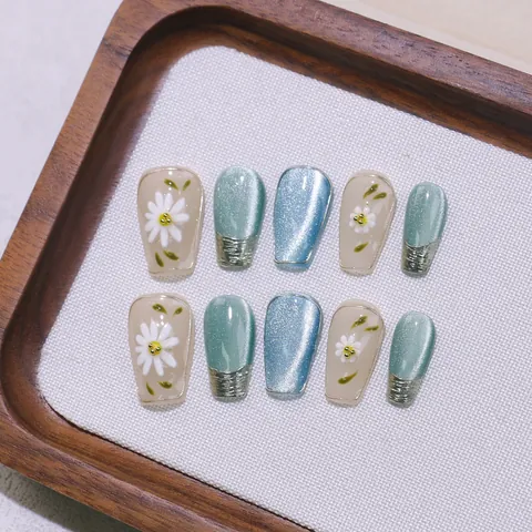Kit Unghie a Pressione Fatte a Mano Design Margherita Dipinto a Mano Occhio di Gatto Forma Coffin Corta Unghie Finte Francese Elegante Nude Verde Blu Manicure