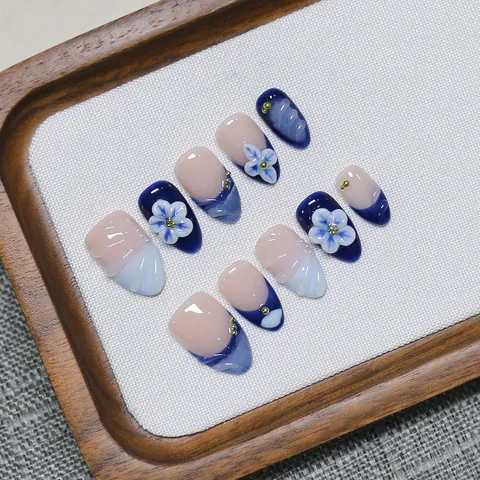 Handgefertigte Press On Nägel 3D Blumen Französisches Design Blau Nude Mix Kurze Mandelform Elegante Künstliche Fingernägel Für Damen